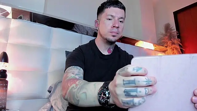 Snapshot of Adam_tatto chatting on 11-25-25, 04:12 Adam tatto online show from 11-25-25, 04:12