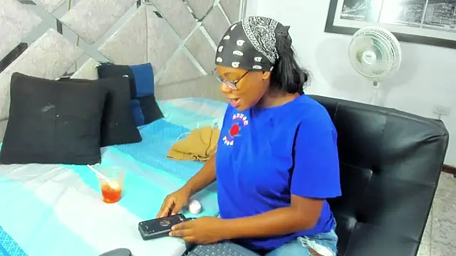 EvaxEmma online show from 04-24-26, 01:24