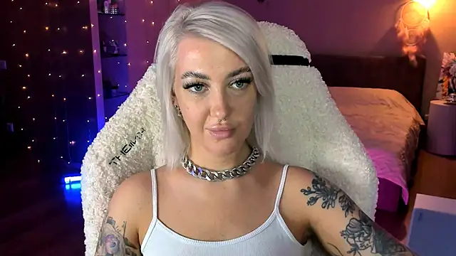 Snapshot of tykioty_Miley chatting on 10-31-25, 01:12 tykioty Miley online show from 10-31-25, 01:12