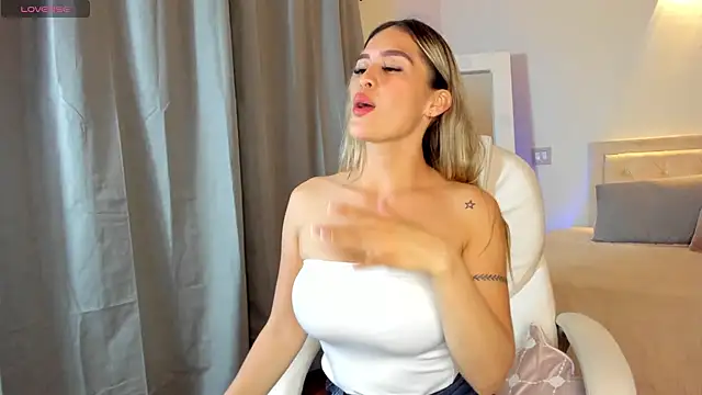 Snapshot of megan_connor_ chatting on 10-12-25, 01:59 megan connor online show from 10-12-25, 01:59