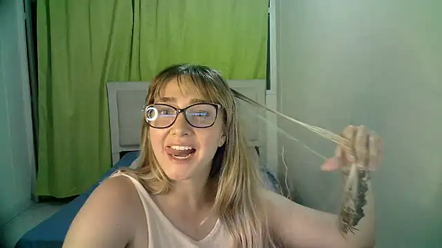 Snapshot of katy_pp chatting on 10-31-25, 01:17 katy pp online show from 10-31-25, 01:17