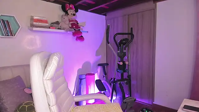 Snapshot of Nataliia_09 chatting on 11-27-25, 07:27 Nataliia 09 online show from 11-27-25, 07:27