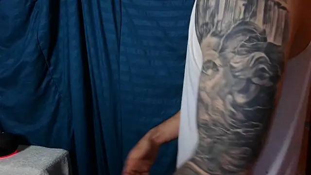 Snapshot of Kenner_fox77 chatting on 12-26-24, 01:29 Kenner fox77 online show from 12-26-24, 01:29