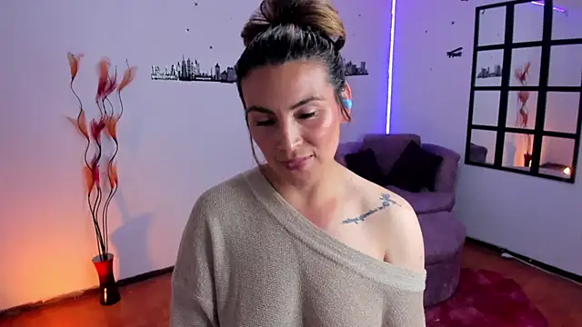 Snapshot of Elizabeth_taylor_b chatting on 10-21-25, 11:27 Elizabeth taylor b online show from 10-21-25, 11:27