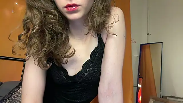 Snapshot of MikkyMoony chatting on 10-31-25, 06:42 MikkyMoony online show from 10-31-25, 06:42