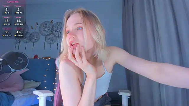 Snapshot of JennyWoody chatting on 03-19-25, 04:02 JennyWoody online show from 03-19-25, 04:02