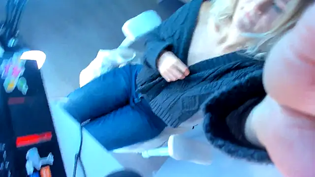 Snapshot of JennyWoody chatting on 09-21-25, 04:52 JennyWoody online show from 09-21-25, 04:52