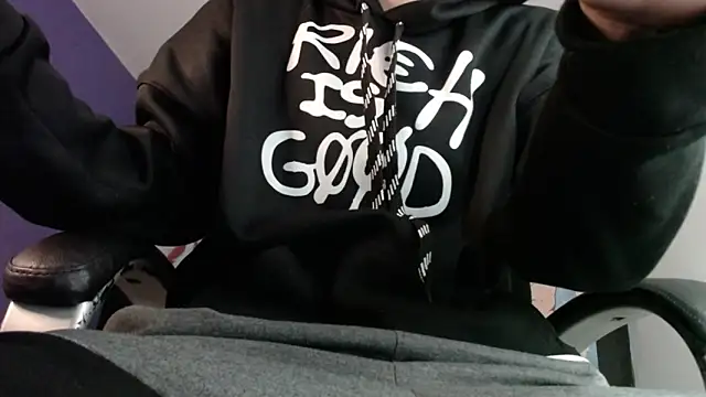 Snapshot of FrannBoy chatting on 12-31-24, 02:03 FrannBoy online show from 12-31-24, 02:03