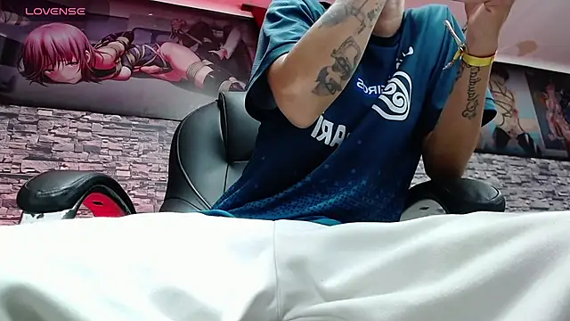 Snapshot of FrannBoy chatting on 02-14-25, 07:23 FrannBoy online show from 02-14-25, 07:23