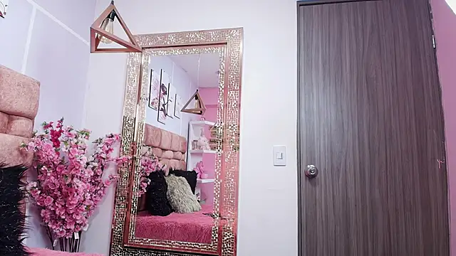 Snapshot of katecooper chatting on 01-08-25, 11:21 katecooper online show from 01-08-25, 11:21