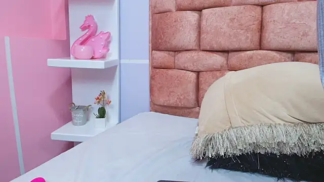 Snapshot of katecooper chatting on 01-25-25, 02:25 katecooper online show from 01-25-25, 02:25