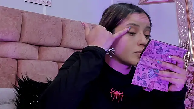 Snapshot of katecooper chatting on 10-20-25, 11:32 katecooper online show from 10-20-25, 11:32