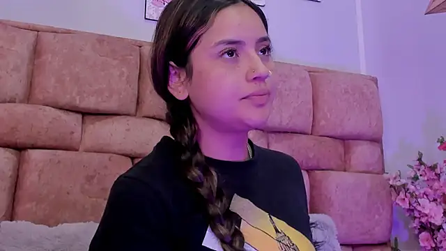 Snapshot of katecooper chatting on 10-21-25, 11:33 katecooper online show from 10-21-25, 11:33