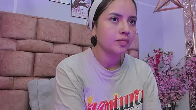 Snapshot of katecooper chatting on 10-29-25, 11:34 katecooper online show from 10-29-25, 11:34