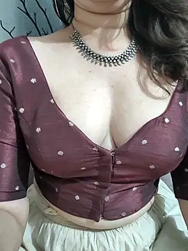 Snapshot of Brown_Maxi chatting on 02-28-25, 04:20 Brown Maxi online show from 02-28-25, 04:20