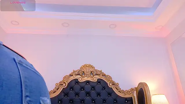 Snapshot of AdelinaVans chatting on 12-18-25, 11:27 AdelinaVans online show from 12-18-25, 11:27