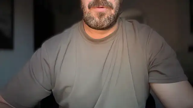 Snapshot of Mr_Beef chatting on 10-21-25, 05:02 Mr Beef online show from 10-21-25, 05:02