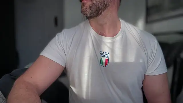 Snapshot of Mr_Beef chatting on 12-14-25, 02:33 Mr Beef online show from 12-14-25, 02:33