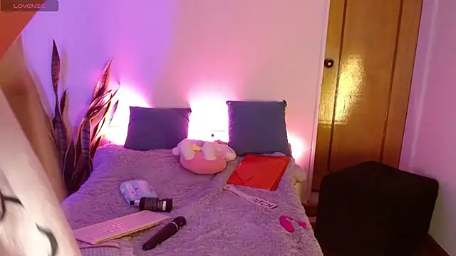 Snapshot of kittycatw chatting on 12-22-25, 10:23 kittycatw online show from 12-22-25, 10:23