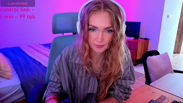 Snapshot of PrincessVS chatting on 10-19-25, 05:19 PrincessVS online show from 10-19-25, 05:19