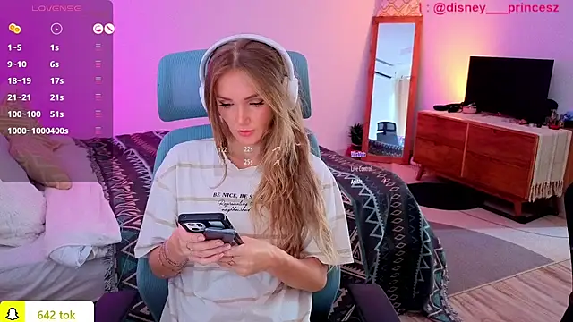 Snapshot of PrincessVS chatting on 11-17-25, 04:29 PrincessVS online show from 11-17-25, 04:29