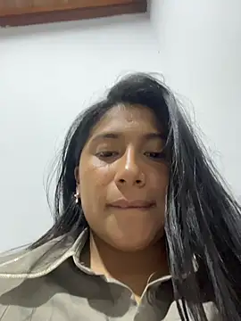 LinnaGardenia online show from 04-18-26, 01:53