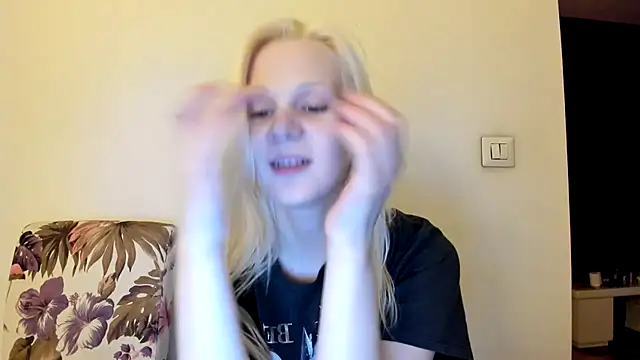 Snapshot of sashakiss99 chatting on 12-17-25, 03:18 sashakiss99 online show from 12-17-25, 03:18