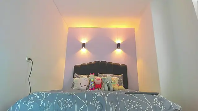 Sofia Clauss  online show from 10-31-25, 03:57