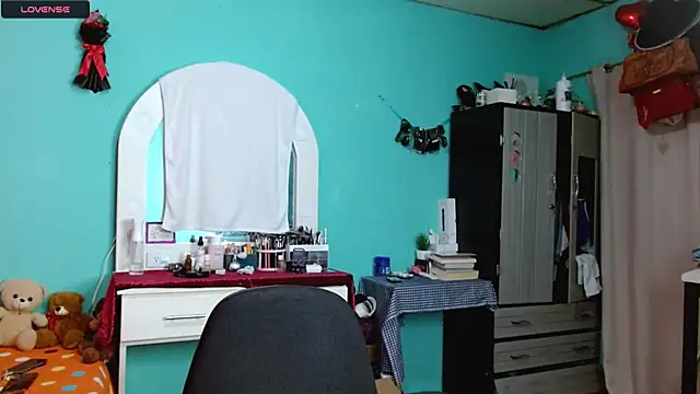 Snapshot of sensitive_brunette chatting on 11-27-25, 06:43 sensitive brunette online show from 11-27-25, 06:43