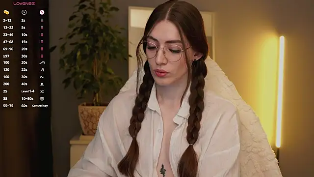 Snapshot of Ester_Hill chatting on 09-20-25, 01:06 Ester Hill online show from 09-20-25, 01:06