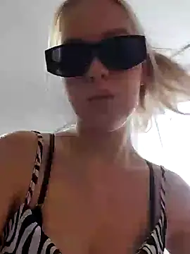 Snapshot of Little_Forest_ELF chatting on 01-23-25, 10:11 Little Forest ELF online show from 01-23-25, 10:11