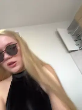 Snapshot of Little_Forest_ELF chatting on 03-11-25, 06:43 Little Forest ELF online show from 03-11-25, 06:43