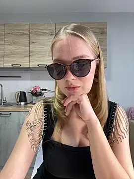 Snapshot of Little_Forest_ELF chatting on 03-18-25, 06:03 Little Forest ELF online show from 03-18-25, 06:03