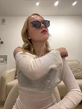 Snapshot of Little_Forest_ELF chatting on 10-25-25, 02:02 Little Forest ELF online show from 10-25-25, 02:02