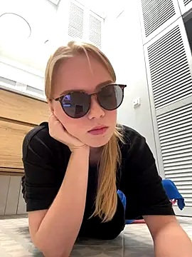 Snapshot of Little_Forest_ELF chatting on 11-14-25, 10:14 Little Forest ELF online show from 11-14-25, 10:14