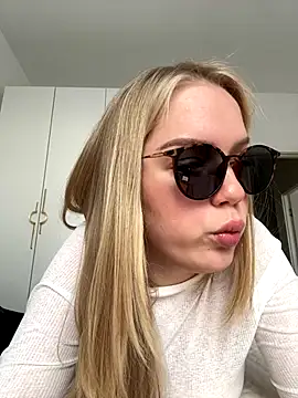 Snapshot of Little_Forest_ELF chatting on 11-15-25, 08:33 Little Forest ELF online show from 11-15-25, 08:33