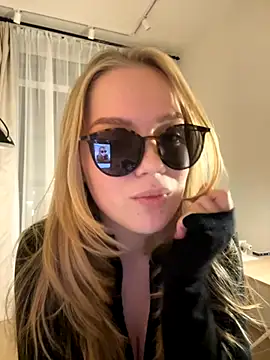 Snapshot of Little_Forest_ELF chatting on 11-19-25, 06:19 Little Forest ELF online show from 11-19-25, 06:19