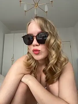 Snapshot of Little_Forest_ELF chatting on 11-20-25, 10:15 Little Forest ELF online show from 11-20-25, 10:15