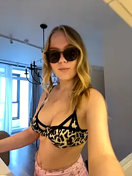 Snapshot of Little_Forest_ELF chatting on 11-23-25, 08:47 Little Forest ELF online show from 11-23-25, 08:47