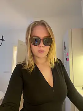 Snapshot of Little_Forest_ELF chatting on 12-05-25, 06:44 Little Forest ELF online show from 12-05-25, 06:44