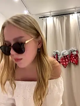 Snapshot of Little_Forest_ELF chatting on 12-14-25, 03:06 Little Forest ELF online show from 12-14-25, 03:06