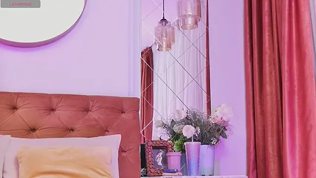 Snapshot of EmilyColle_ chatting on 10-18-25, 04:15 EmilyColle online show from 10-18-25, 04:15