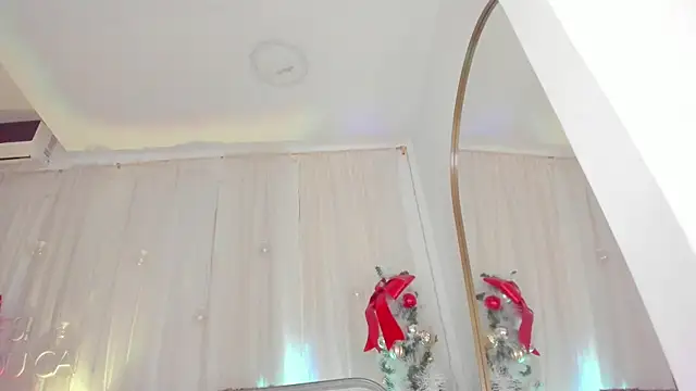 Snapshot of Petite_Lucie chatting on 12-22-24, 09:53 Petite Lucie online show from 12-22-24, 09:53