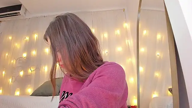 Snapshot of Petite_Lucie chatting on 02-20-25, 06:57 Petite Lucie online show from 02-20-25, 06:57