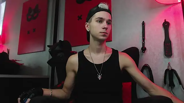 Joseph  Quinn online show from 12-20-24, 11:43