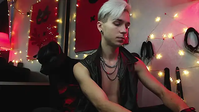 Joseph  Quinn online show from 12-22-24, 12:16