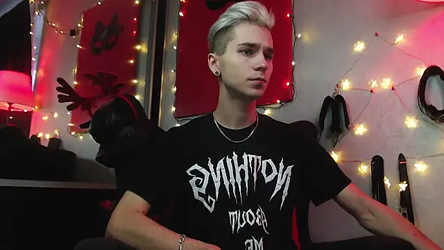 Joseph  Quinn online show from 12-23-24, 11:04