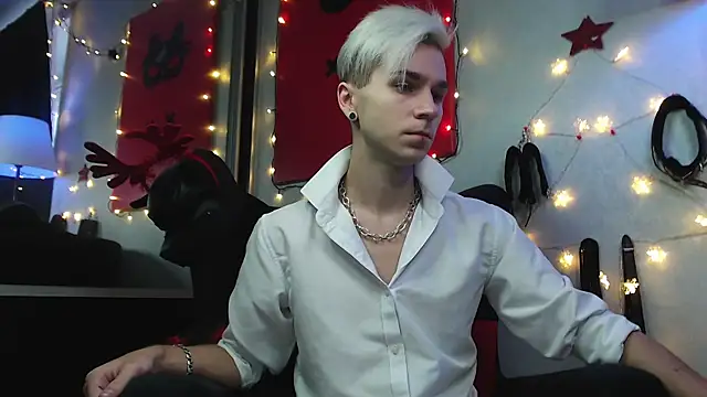 Joseph  Quinn online show from 12-24-24, 08:22