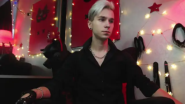 Joseph  Quinn online show from 12-26-24, 08:07