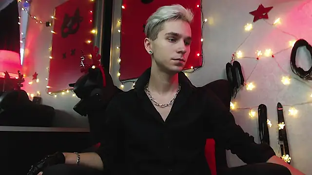 Joseph  Quinn online show from 12-26-24, 11:10